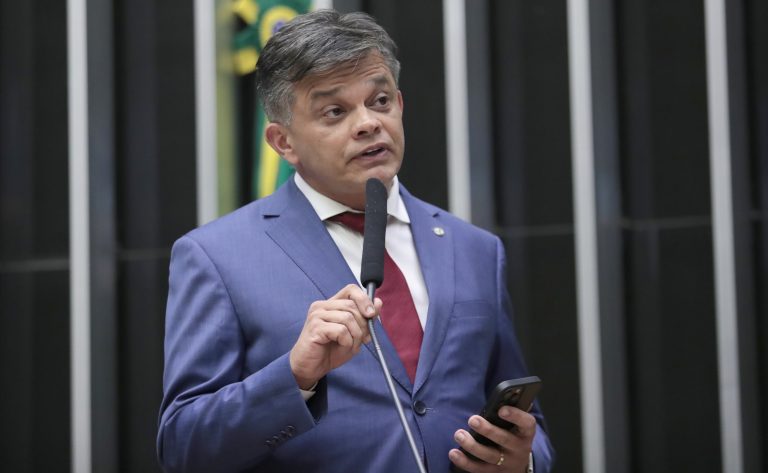 comissao-aprova-projeto-que-obriga-governo-a-custear-assistencia-a-saude-de-servidores-que-tiveram-contato-com-ddt