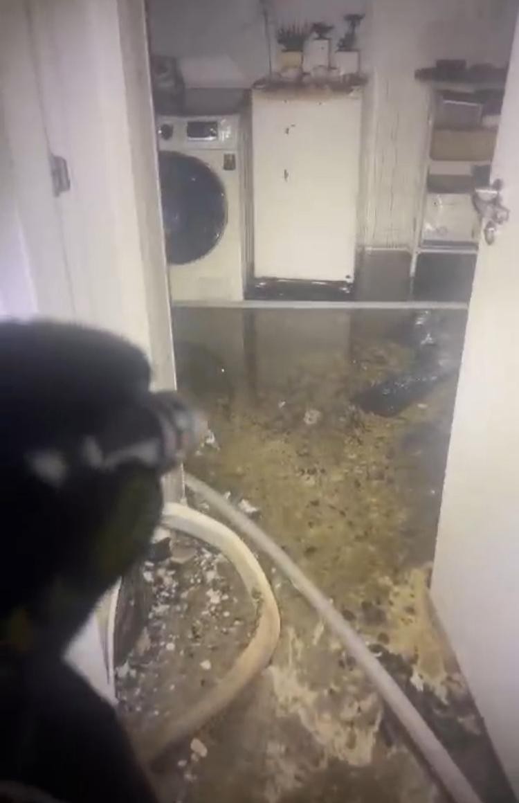 moradores-sao-evacuados-de-predio-apos-incendio-em-forro-destruir-apartamento;-video