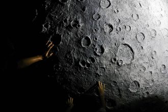 quem-e-o-dono-da-lua?