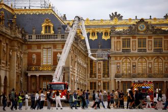 incendio-atinge-palacio-de-versailles,-na-franca