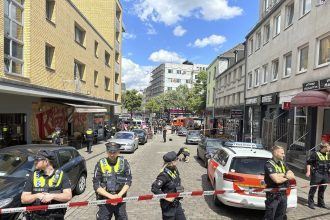 eurocopa:-policia-alema-atira-em-homem-que-ameacou-agentes-com-machado-antes-de-partida-em-hamburgo