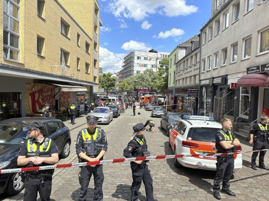 eurocopa:-policia-alema-atira-em-homem-que-ameacou-agentes-com-machado-antes-de-partida-em-hamburgo