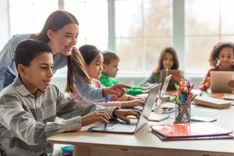 sala-de-aula:-veja-dicas-para-equilibrar-uso-de-livro-fisico-e-digital-nas-escolas