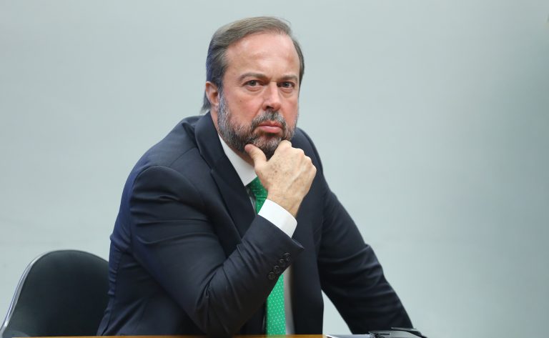 ministro-de-minas-e-energia-expoe-a-deputados-a-politica-do-seu-ministerio