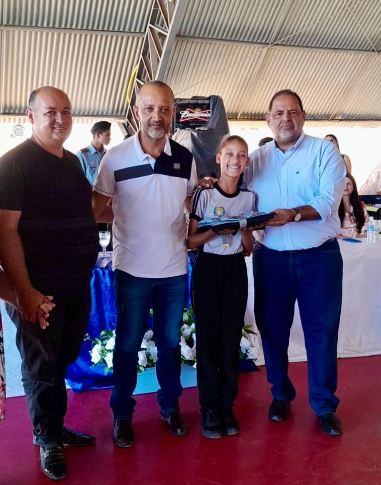 alunos-do-colegio-de-pindorama-recebem-uniformes-adquiridos-com-emenda-do-deputado-valdemar-junior