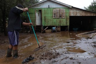 nova-elevacao-do-guaiba-coloca-ilhas-de-porto-alegre-em-alerta,-e-previsao-e-de-mais-chuva