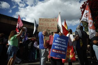 mulheres-protestam-na-camara-contra-pl-antiaborto-por-estupro:-‘crianca-nao-e-mae’;-veja-video