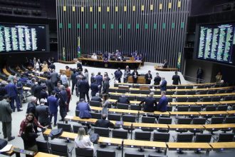 deputados-analisam-projeto-que-mantem-bolsa-familia-para-trabalhador-contratado-por-safra;-acompanhe