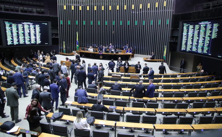 deputados-analisam-projeto-que-mantem-bolsa-familia-para-trabalhador-contratado-por-safra;-acompanhe