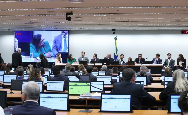 secretario-da-reforma-tributaria-detalha-transicao-a-deputados-e-diz-que-2026-sera-“periodo-de-teste”