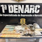 homem-e-flagrado-com-armas,-municoes,-dinheiro-e-mais-de-r$-80-mil-em-drogas