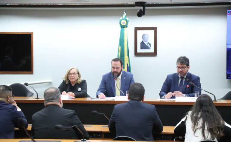 debatedores-pedem-pressa-na-disponibilidade-de-medicamentos-contra-cancer-de-mama-no-sus