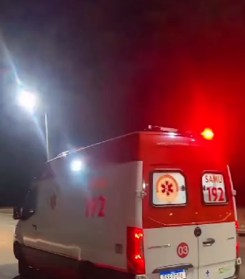 motociclista-fica-em-estado-grave-apos-parar-em-semaforo-e-ser-atropelado-por-carro