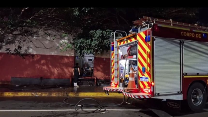 corpo-de-bombeiros-de-arapongas-combatem-incendio-em-restaurante