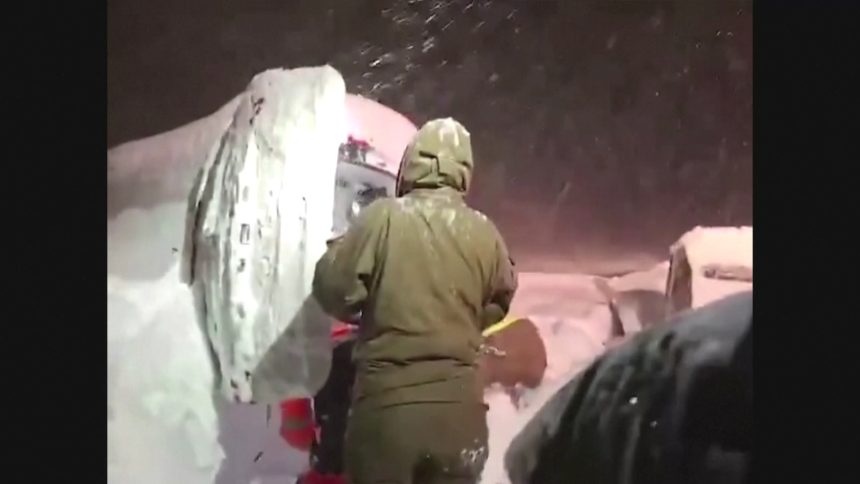 socorristas-resgatam-motorista-apos-avalanche