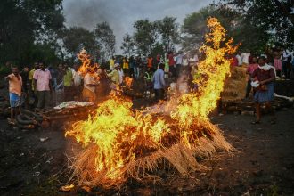 ‘tragedia-do-alcool-adulterado’:-numero-de-mortos-apos-consumo-de-bebida-contaminada-sobe-para-53-na-india