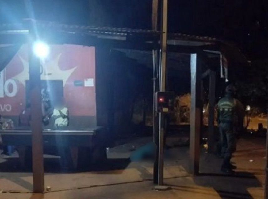 jovem-e-assassinado-a-facadas-em-bar-e-mulher-e-suspeita,-diz-pm
