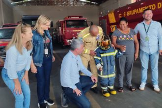 com-seus-herois,-menino-comemora-7-anos-no-corpo-de-bombeiros