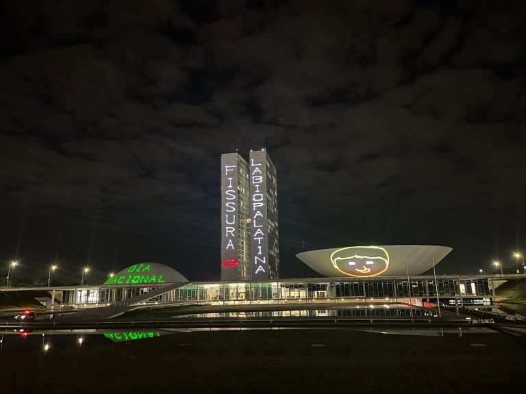 projecao-no-congresso-nesta-segunda-pretende-conscientizar-sobre-a-fissura-labiopalatina