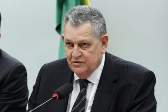 camara-aprova-homenagem-ao-ex-deputado-arnaldo-faria-de-sa,-que-passa-a-dar-nome-a-espaco