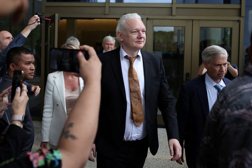 apos-acordo,-julian-assange-e-condenado-em-tribunal-dos-eua-e-posto-em-liberdade