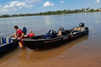 dois-homens-caem-na-agua-apos-barco-virar-e-sao-resgatados-em-lago-de-usina