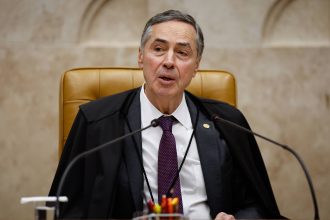 barroso-convoca-do-exterior-sessao-virtual-do-stf-para-nao-descumprir-lei