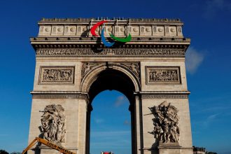 arco-do-triunfo-exibe-simbolo-paralimpico-a-2-meses-dos-jogos-de-paris