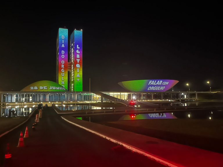 congresso-nacional-tem-iluminacao-multicor-no-dia-internacional-do-orgulho-lgbtqiap+