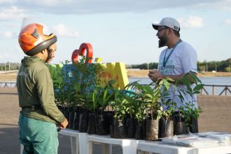 araguaina-mais-verde:-100-mudas-de-especies-do-cerrado-foram-distribuidas-durante-o-pit-stop-ecologico-na-via-lago