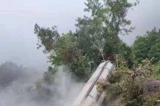 video:-foguete-chines-e-lancado-por-engano-e-cai-em-montanha-perto-de-cidade-na-china