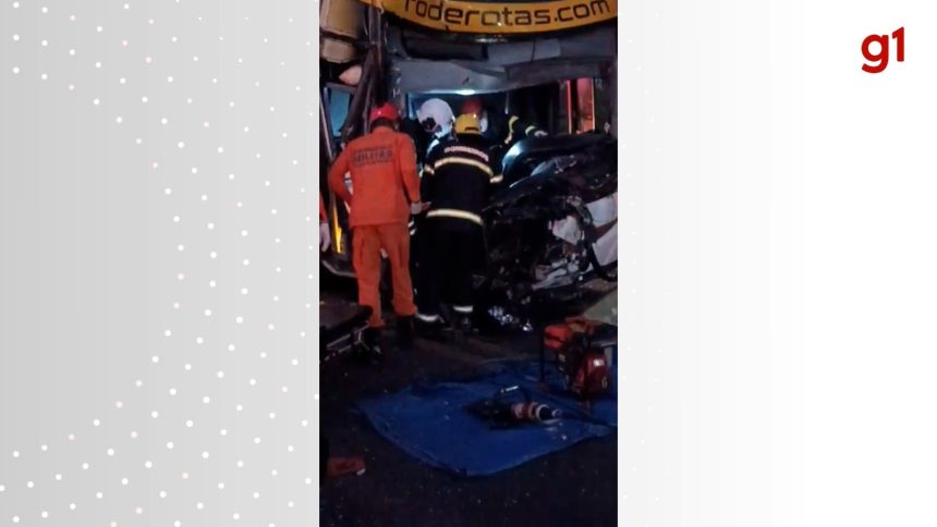 acidente-entre-onibus-e-caminhao-tanque-deixa-motorista-preso-as-ferragens-e-passageiros-feridos-na-br-153