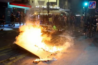 paris-registra-protestos-apos-resultado-do-1°-turno-das-eleicoes-parlamentares