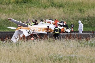 aviao-particular-cai-em-rodovia-e-deixa-3-mortos-no-leste-de-paris