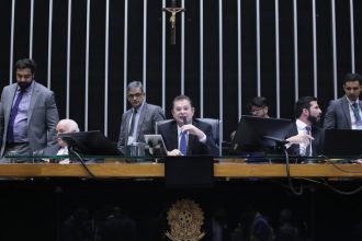 deputados-analisam-projeto-que-cria-o-selo-cidade-mulher;-acompanhe