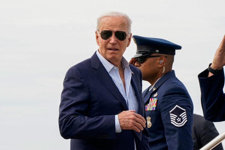 biden-diz-a-aliados-que-avalia-se-continuara-a-disputar-eleicoes,-afirma-jornal
