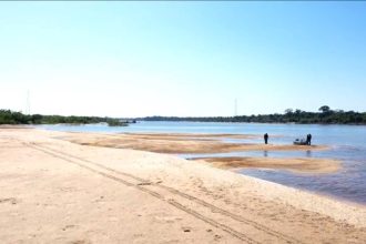 bancos-de-areia-revelam-seca-antecipada-no-araguaia-e-impactam-travessia-de-balsas:-‘nao-da-tempo-do-rio-se-recuperar’