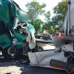 acidente-entre-carro-e-carreta-deixa-mortos-na-br-153