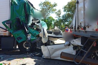 acidente-entre-carro-e-carreta-deixa-mortos-na-br-153