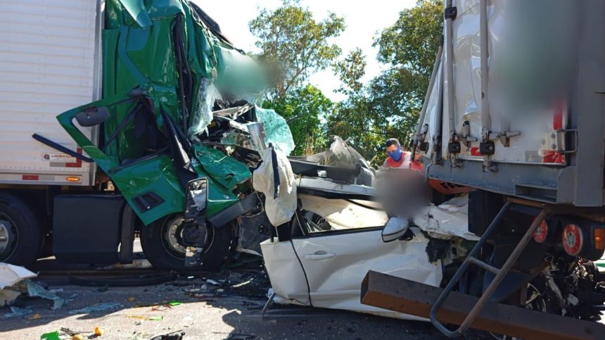 acidente-entre-carro-e-carreta-deixa-mortos-na-br-153