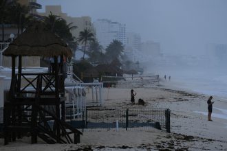 furacao-beryl-volta-a-ganhar-forca-enquanto-se-aproxima-do-mexico