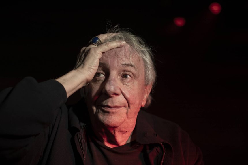 marco-nanini-apresenta-peca-em-cadeira-de-rodas-apos-cirurgia