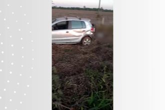 mulher-morre-apos-ser-arremessada-e-parar-embaixo-de-carro-durante-capotamento;-video