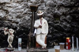 ze-pelintra-e-homenageado-no-rio:-quem-e-o-malandro-de-chapeu-e-terno?