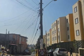 poste-fica-no-meio-da-rua-apos-obra-de-r$-9-mi-em-comunidade-na-grande-sp