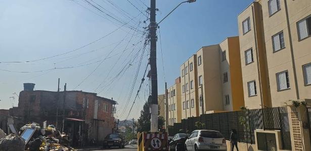 poste-fica-no-meio-da-rua-apos-obra-de-r$-9-mi-em-comunidade-na-grande-sp