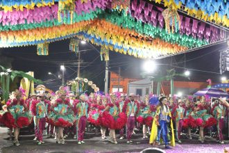 amelio-cayres-participa-da-abertura-do-arraia-do-miguelao,-maior-evento-junino-do-bico-do-papagaio