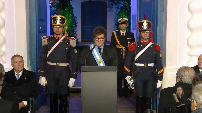 ao-lado-de-autoridades,-milei-assina-‘pacto-de-maio’-com-metas-economicas-e-sociais-para-a-argentina