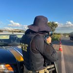 criminosos-fazem-motorista-refem,-roubam-caminhao-e-fogem-a-pe-apos-perseguicao-da-policia