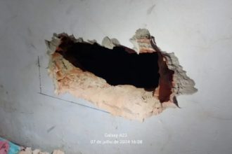 suspeitos-sao-presos-apos-tentar-arrombar-cofre-de-joalheria,-fugir-por-telhado-e-se-esconder-em-area-verde